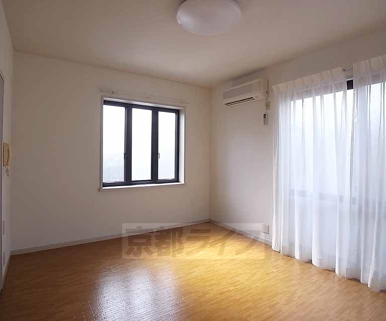 居室・リビング　角部屋で出窓も有り明るいです