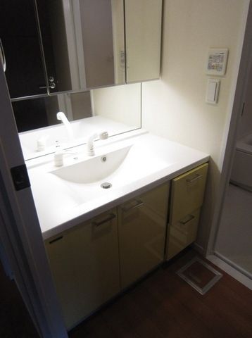 洗面設備　３面鏡付シャンプードレッサー