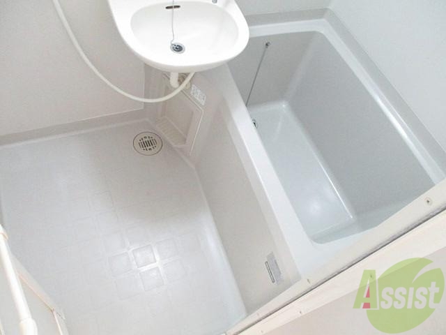 バス・シャワールーム　清潔感のある白いお風呂です。一日の疲れを癒しましょう