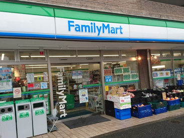 コンビニ　ファミリーマート 世田谷北沢四丁目店（コンビニ）まで511m