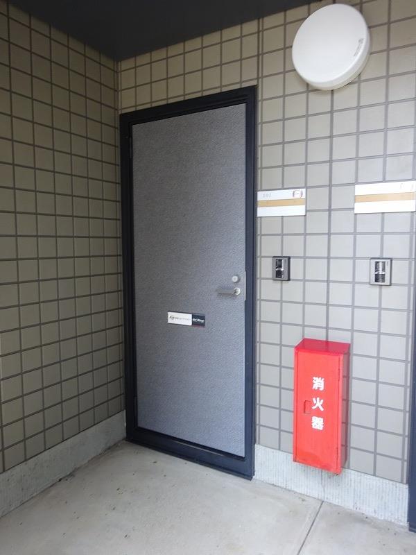 玄関　郵便受けはドアの目の前です♪
