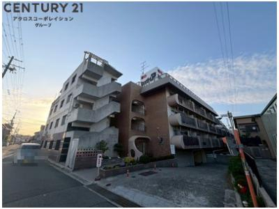 建物外観　屋根付きの駐車場完備