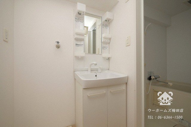 洗面設備　独立洗面化粧台が付いています