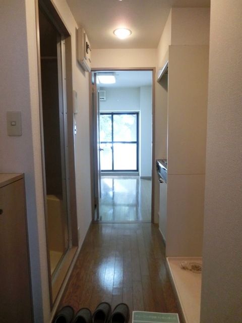 その他設備　玄関から見た居室