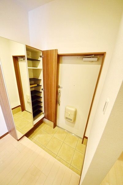 玄関　※同建物　同タイプ間取り　設備施工例　現況優先