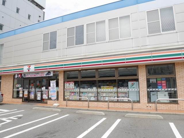 コンビニ　セブンイレブン 博多上牟田2丁目店（コンビニ）まで378m