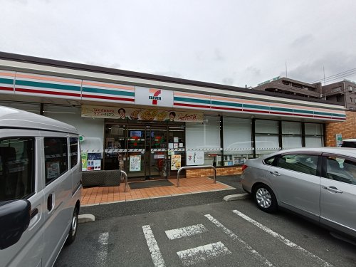 コンビニ　セブンイレブン 川口戸塚3丁目店（コンビニ）まで391m