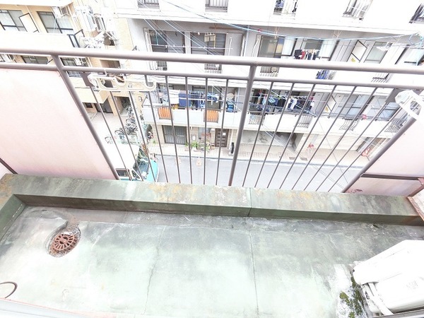 バルコニー　洗濯機置場です