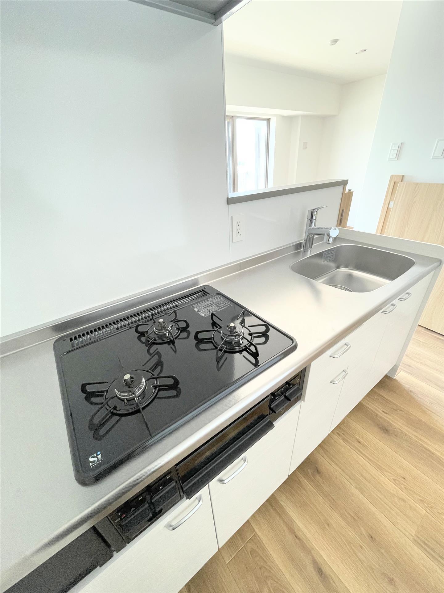 キッチン　システムキッチン、グリル付き3口コンロ