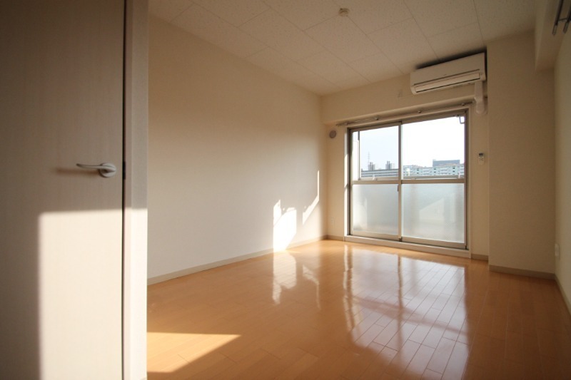 居室・リビング　同建物別号室の写真です。