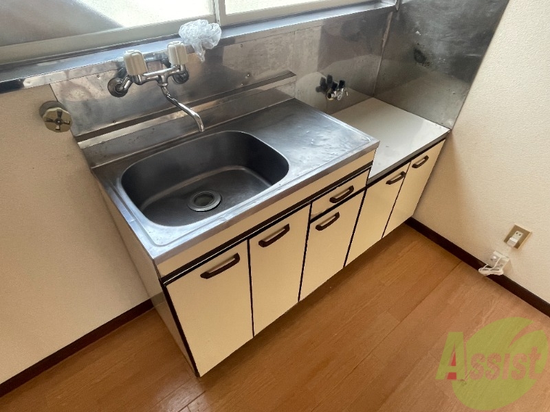 キッチン　まな板を置くスペースもあり、収納もしっかりありますね。