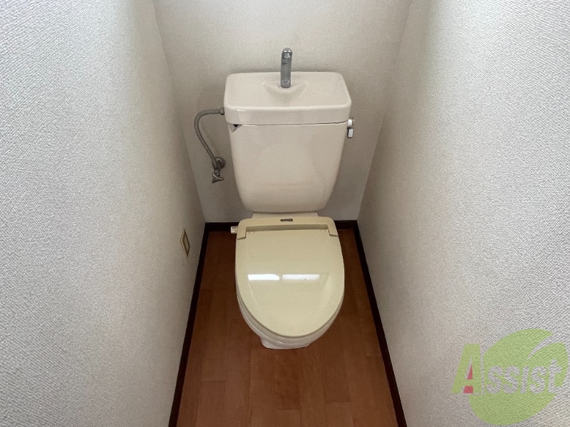 トイレ　窓が付いているので、朝は電気を点けなくても使用できそうですね