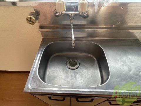 洗面設備　洗面所はありませんが、こちらで朝の支度も出来そうですね。