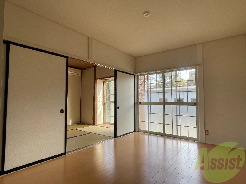 居室・リビング　窓からの光で、とても明るいお部屋になっていますね。