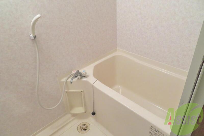 バス・シャワールーム　お風呂は洗い場も浴槽も広い感じです。