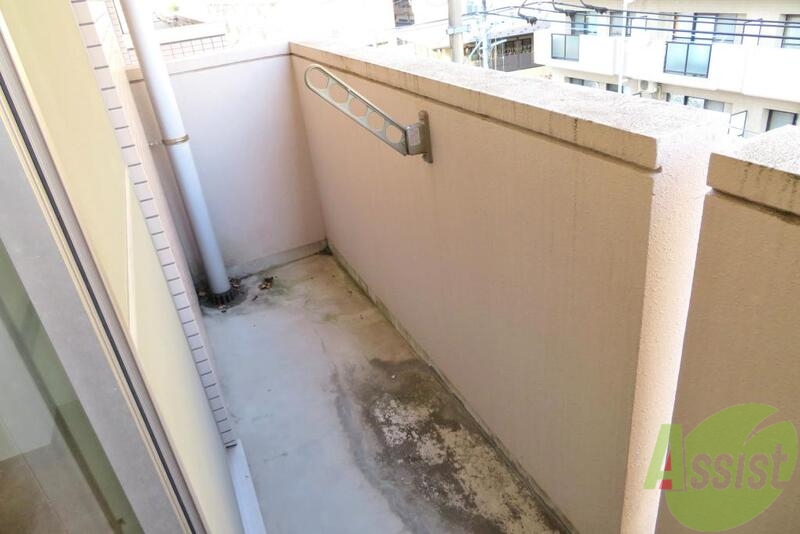 バルコニー　バルコニーはちゃんと歩けて洗濯物も干しやすそう。