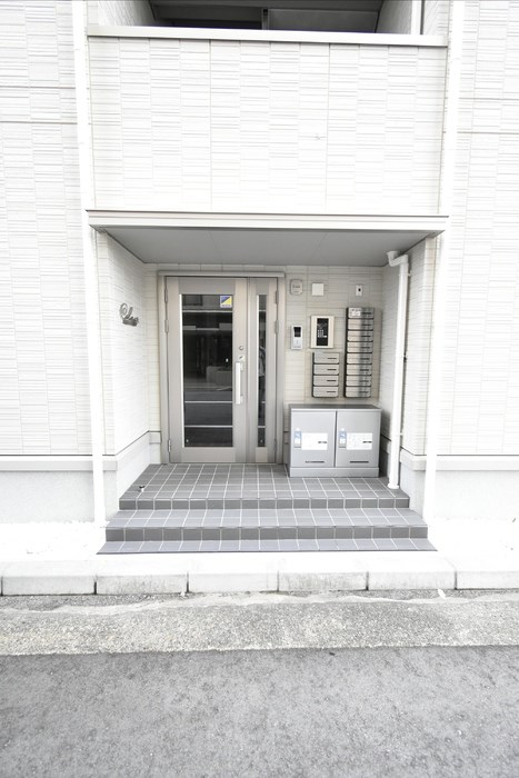 エントランス　オートロック付きの共有玄関。宅配ボックス・メールボックス完備