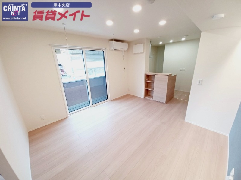 居室・リビング　同物件別室画像