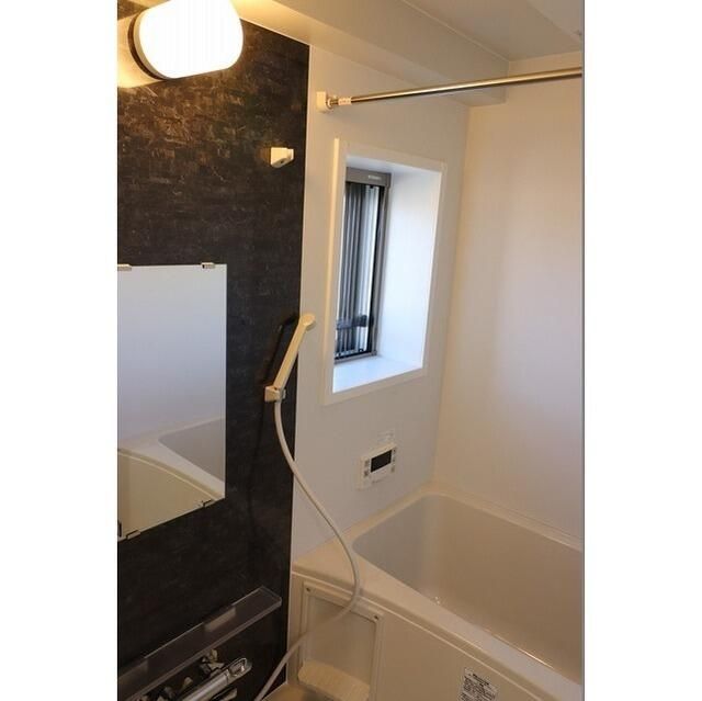 バス・シャワールーム　落ち着いた空間のお風呂です