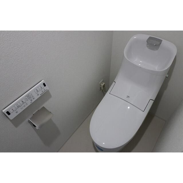 トイレ　落ち着いた色調のトイレです