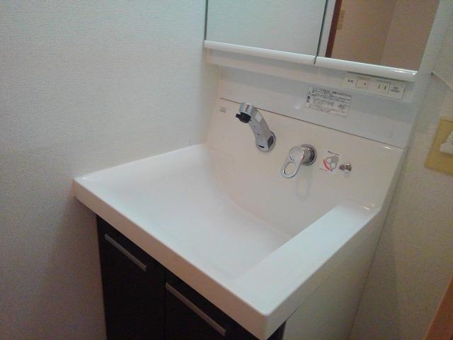 洗面設備　朝の支度にも助かる、独立の洗髪洗面化粧台