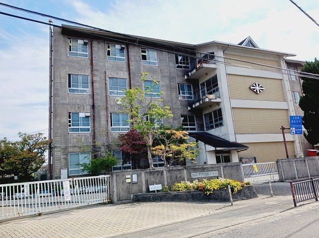 小学校　松山市立桑原小学校様（小学校）まで800m