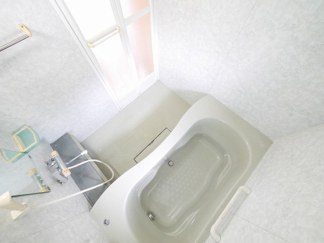 バス・シャワールーム　コンパクトで使いやすいお風呂です