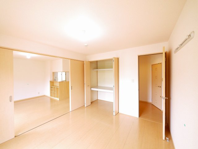 その他部屋・スペース　落ち着いた色調の寝室です