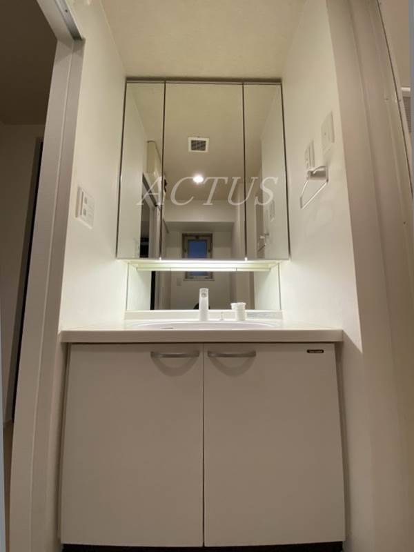 洗面設備　脱所内に窓もあり、湿気対策も安心です。