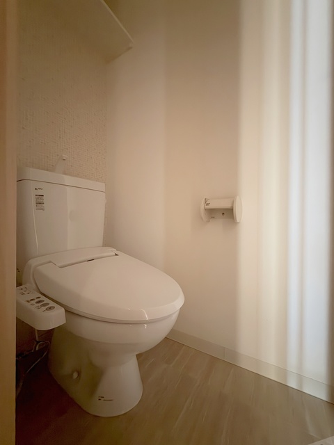 トイレ　人気アイテムの温水洗浄便座。清潔感のあるトイレです。