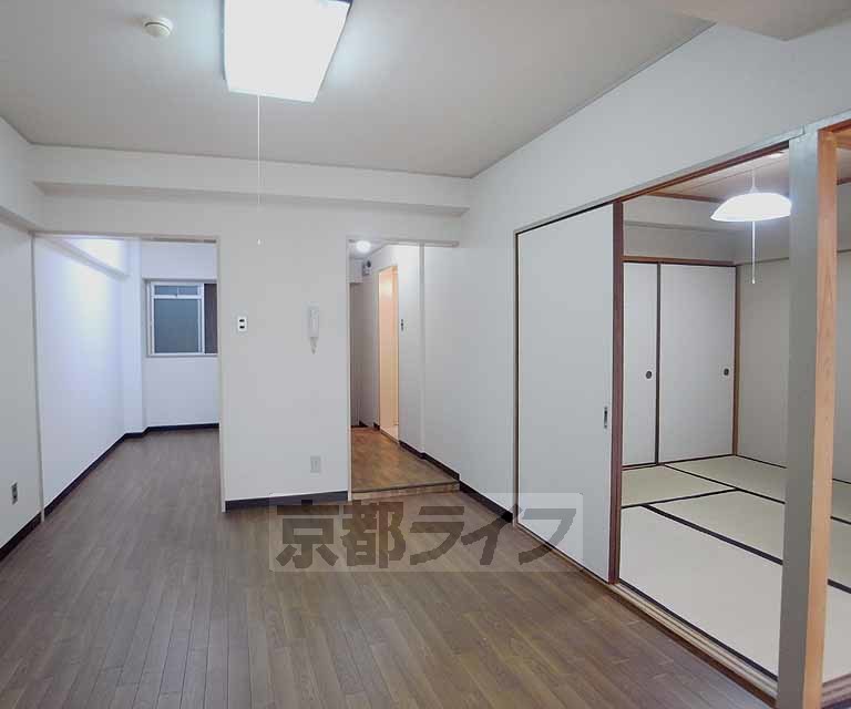 居室・リビング　広いダイニングのファミリー向けのお部屋です。