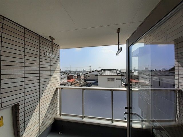 バルコニー　開放的で明るい空間を演出してくれるバルコニーです