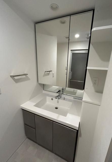 洗面設備　ゆったりとスペースのある洗面所