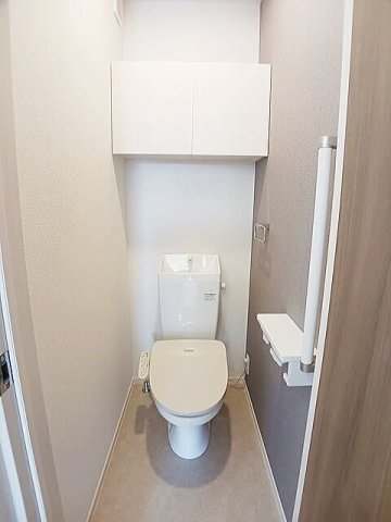 トイレ　落ち着いた色調のトイレです