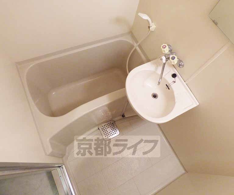 バス・シャワールーム　清潔感あるバスルームです。