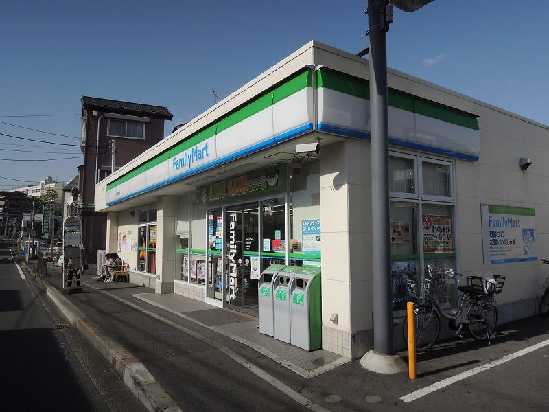 コンビニ　ファミリーマート（コンビニ）まで813m