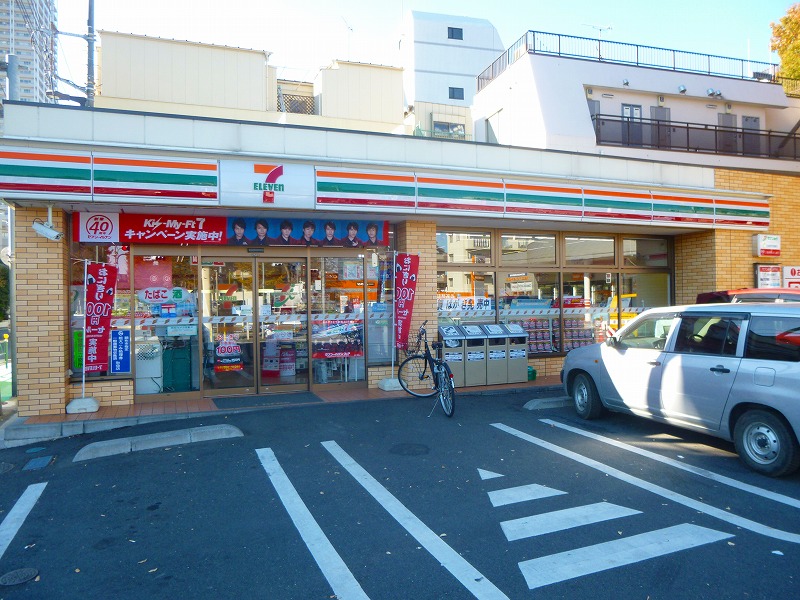 コンビニ　セブンイレブン（コンビニ）まで821m