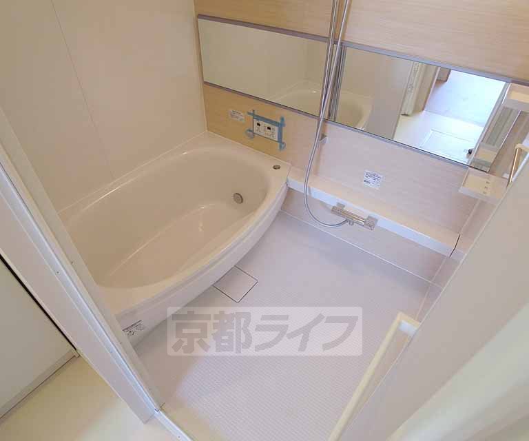 バス・シャワールーム　足も伸ばせるかなり広いお風呂です！