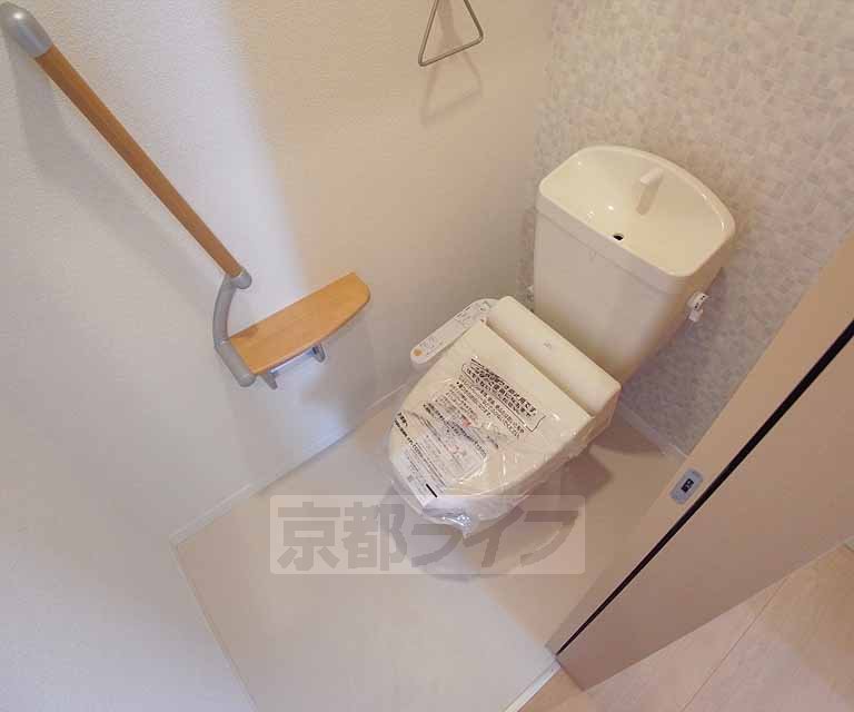 トイレ　ウォシュレットはもちろん、手すりも付いてます！