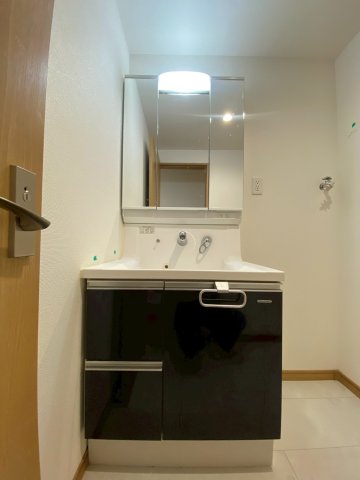 洗面設備　明るい洗面所です