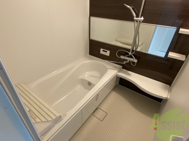 バス・シャワールーム　バスタブが広いですね、追い焚きも浴室乾燥もできます