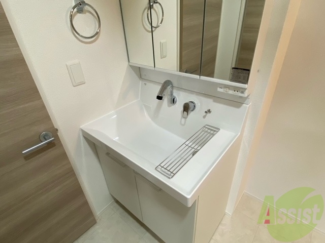 洗面設備　洗面化粧台です。毎日の身だしなみはこちらで