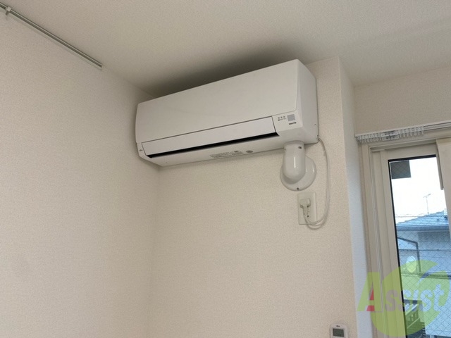 その他設備　エアコンはこちら、リビングの角にあります