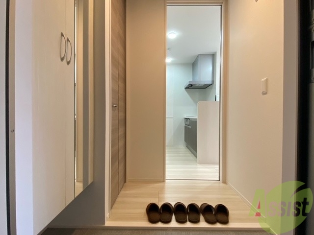 玄関　雰囲気のいいダウンライトの玄関です、正面がリビング