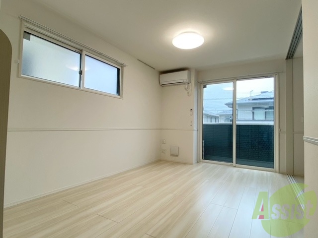 居室・リビング　白を基調としたリビング、北西側の角になります。