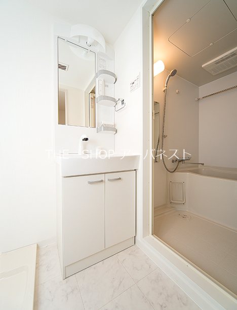 洗面設備　シャワー付独立洗面台完備