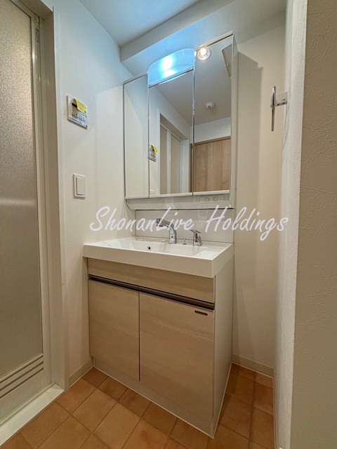 洗面設備　収納力のある3面鏡タイプの独立洗面台♪