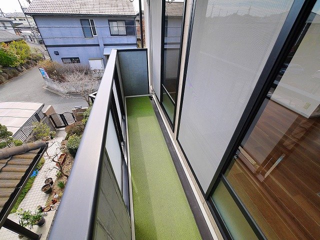 バルコニー　外からの目が気にならないバルコニーで洗濯物が干せます