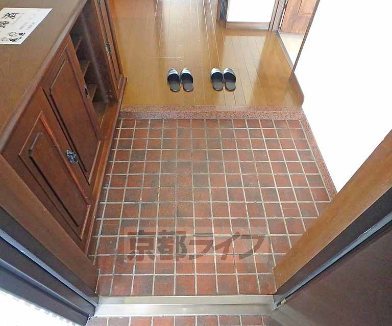 玄関　アンティーク調タイルのお洒落な玄関です。