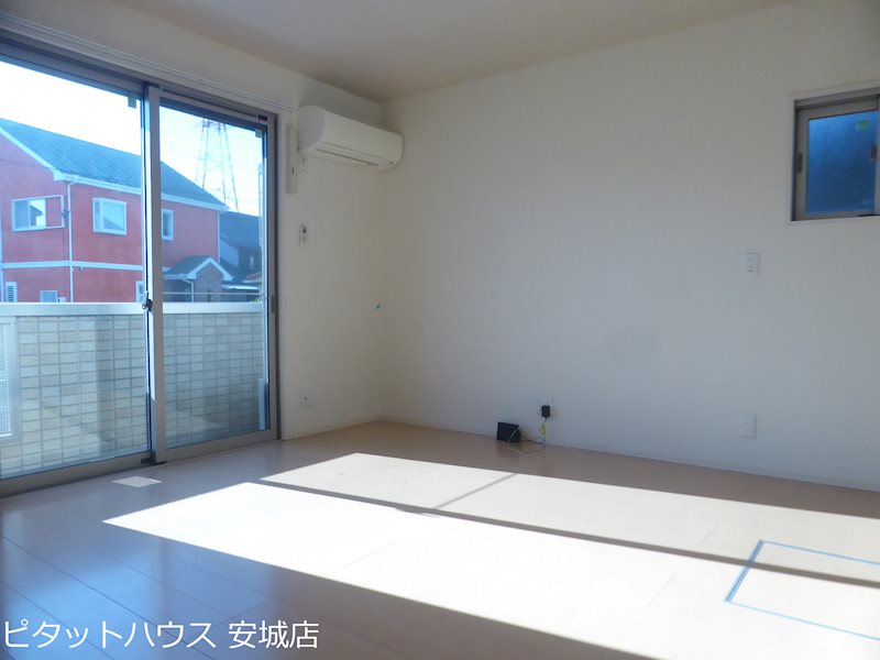 居室・リビング　同物件別部屋